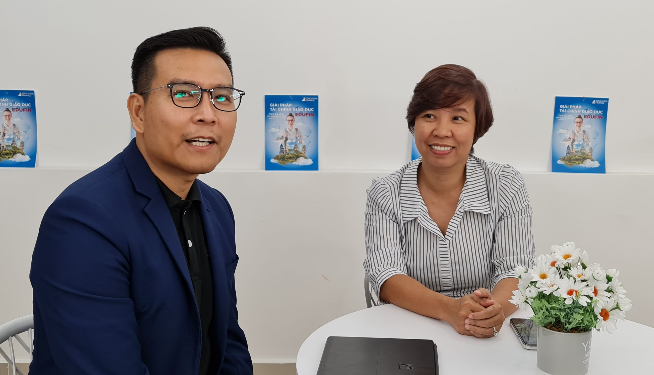 TS Phạm Anh Khôi (trái) và TS Trần Hà Kim Thanh đã có cuộc trò chuyện quanh việc tích lũy tài chính du học, học tập trường quốc tế cho con cái.